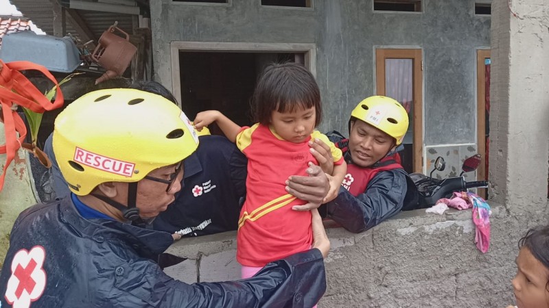 IMG-bantu-banjir-pmi-kota-tangerang-kerahkan-relawan