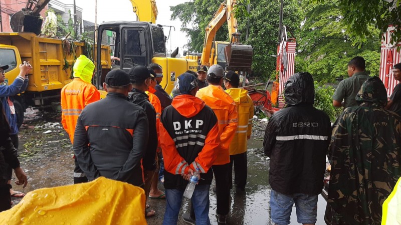 IMG-peluapan-sampah-banjir-lh-kerahkan-105-petugas