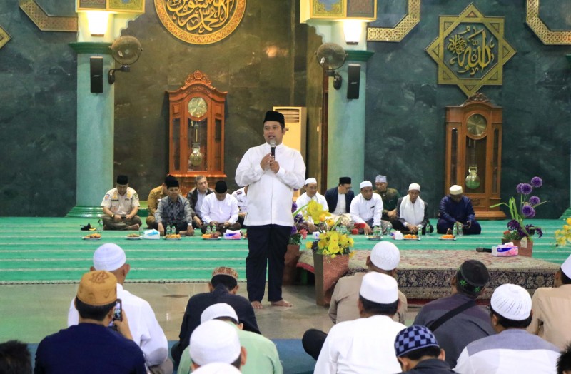 IMG-hadiri-malam-muhasabah-tahun-baru-arief-sampaikan-terima-kasih-kepada-masyarakat