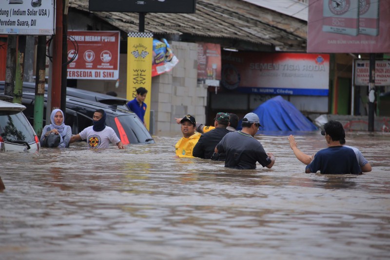 IMG-curah-hujan-tinggi-wali-kota-turun-tangan-bantu-korban-banjir