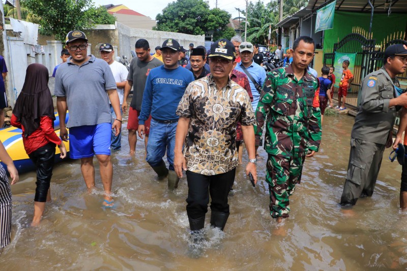 IMG-wakil-tinjau-titik-banjir-di-wilayah-kecamatan-ciledug