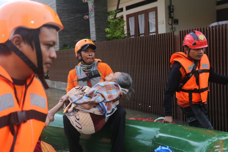 IMG-petugas-siap-evakuasi-warga-yang-membutuhkan