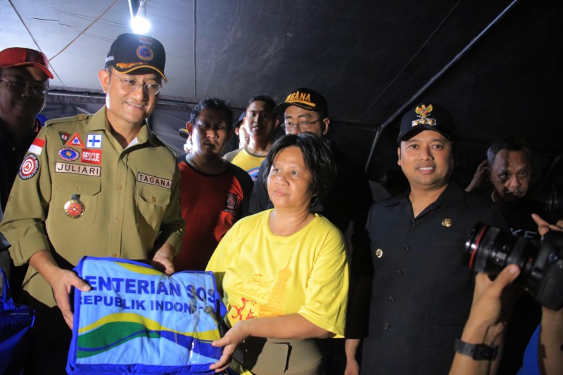 IMG-korban-banjir-ciledug-indah-terima-bantuan-dari-kemensos-ri