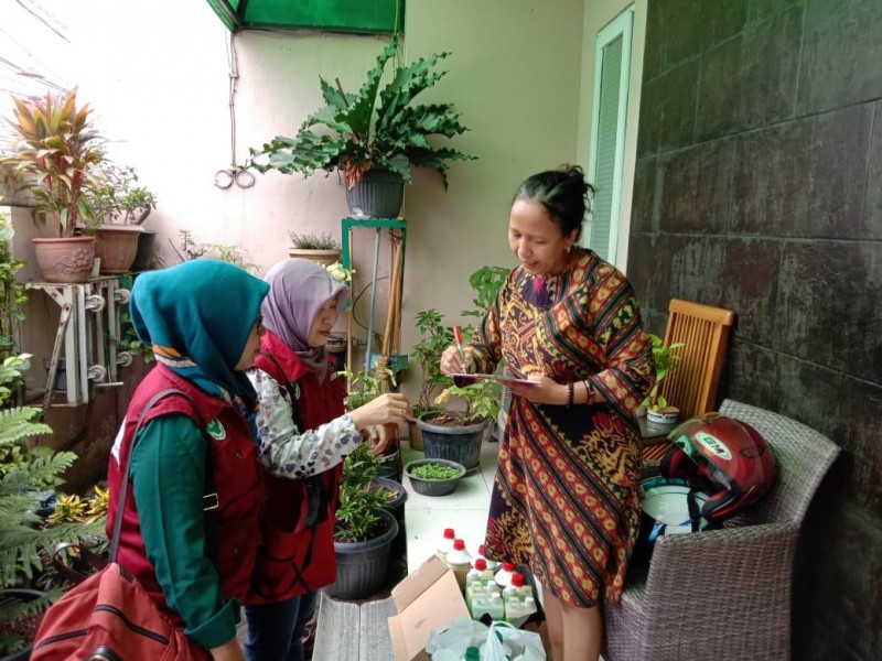 IMG-pastikan-sehat-dinkes-sambangi-rumah-warga-korban-banjir