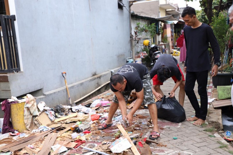 IMG-banjir-surut-pemkot-bersama-tni-dan-polri-gelar-kerja-bakti-massal