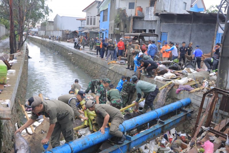 IMG-angkut-sisa-banjir-petugas-gabungan-karya-bakti-massal