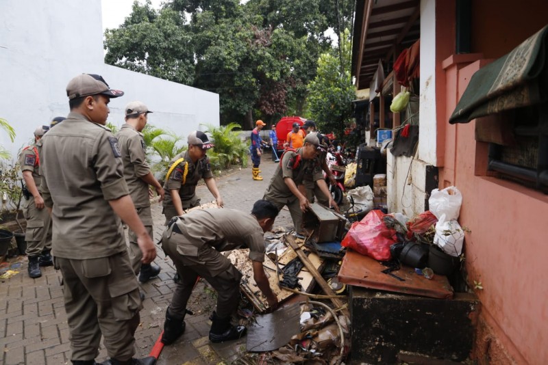IMG-kerja-bakti-massal-pasca-banjir-di-kota-tangerang