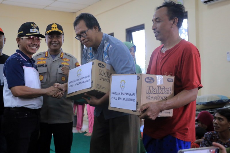 IMG-wakil-beserta-bhayangkari-polri-temui-korban-banjir-di-tajur-ciledug