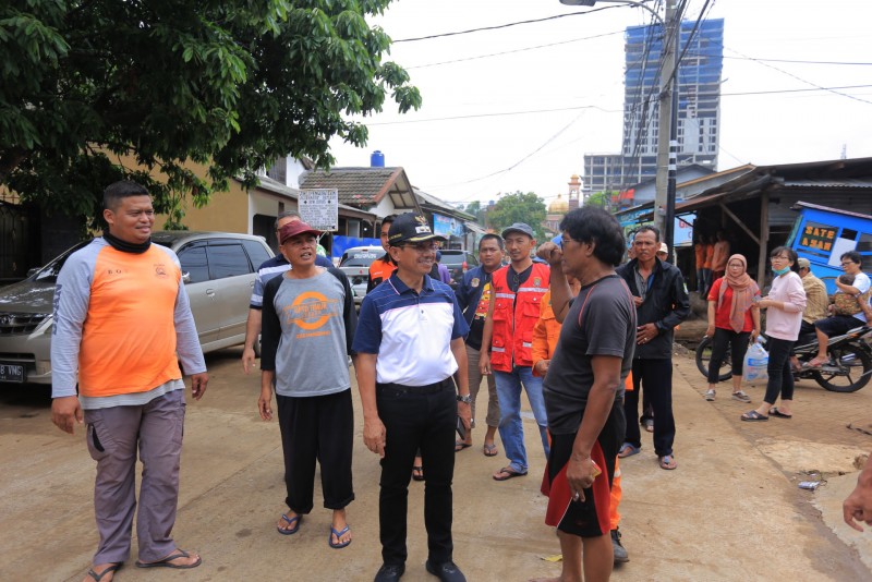 IMG-wakil-sambangi-warga-pinang-griya-permai-bebersih-usai-banjir