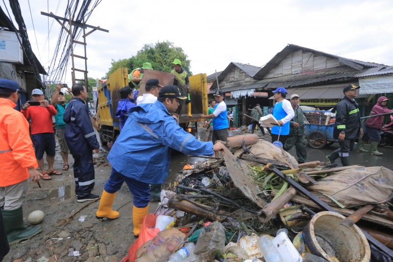 IMG-penanganan-pasca-banjir-arief-minta-seluruh-personil-dan-armada-diterjunkan