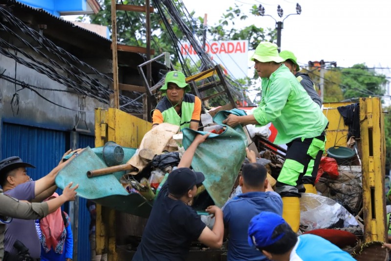 IMG-sejumlah-opd-bantu-percepat-pengangkutan-sampah-banjir