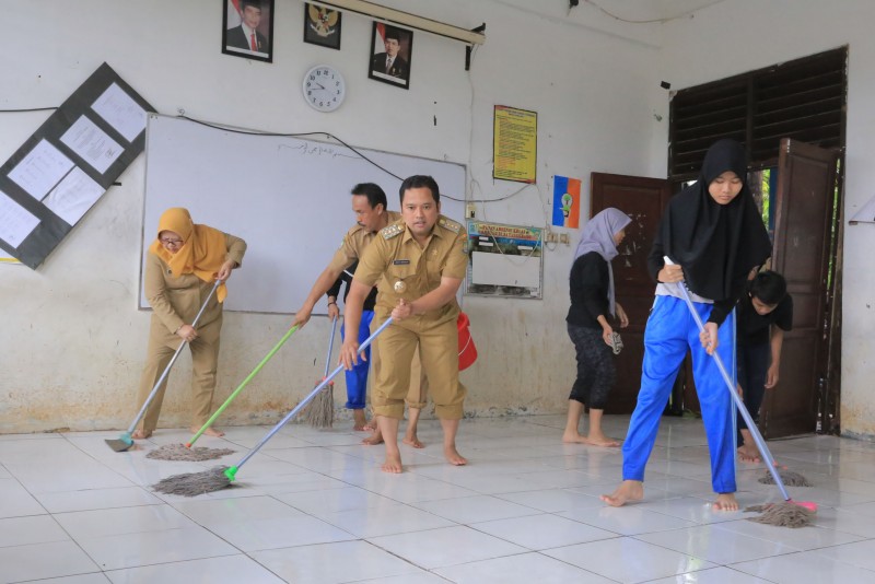 IMG-wali-kota-bantu-siswa-bebersih-sekolah-usai-banjir