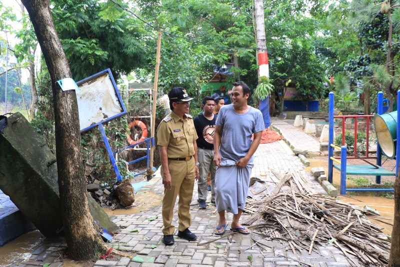 IMG-pasca-banjir-sachrudin-sambangi-wilayah-panunggangan-barat