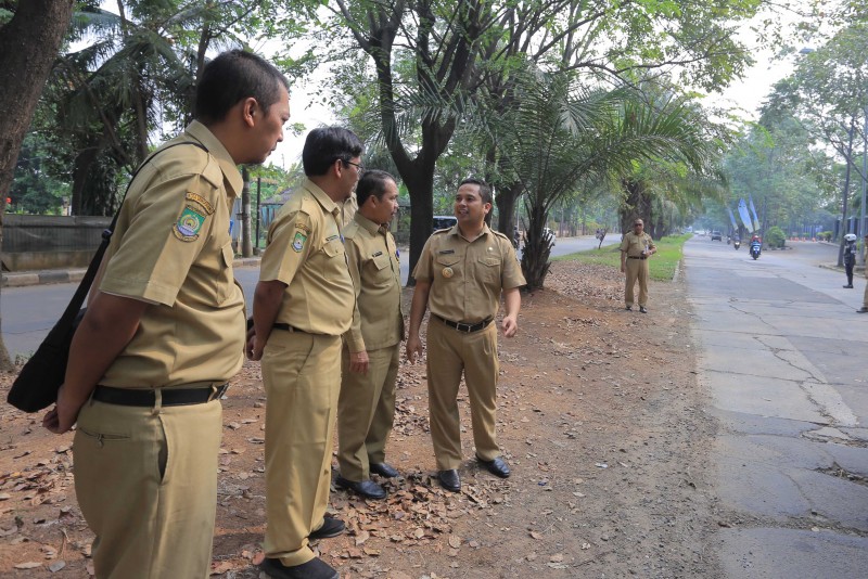 IMG-sidak-jalan-rusak-wali-kota-sarankan-penggunaan-lapisan-ban-karet