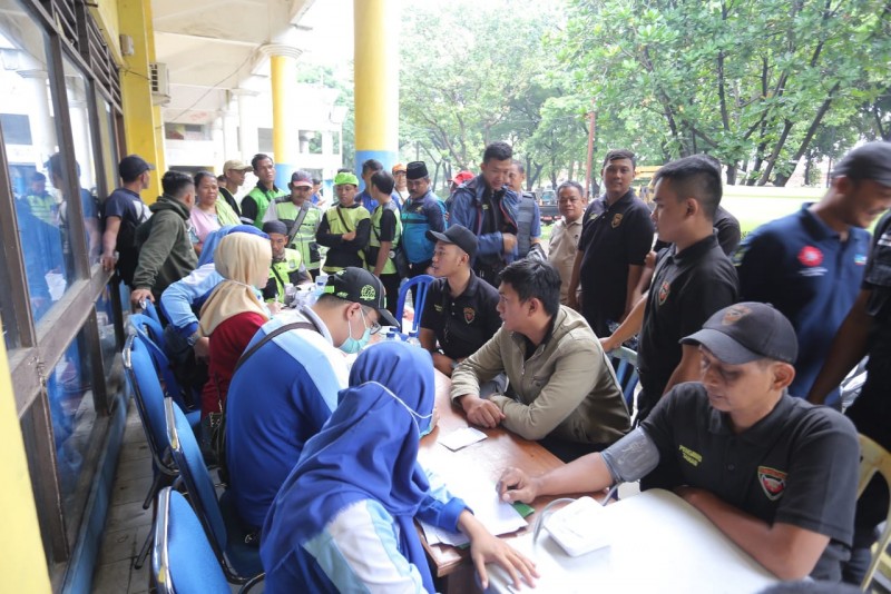IMG-usai-banjir-petugas-lapangan-di-cek-kesehatan