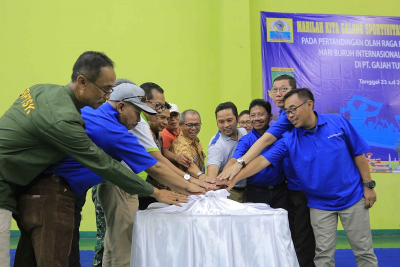 IMG-wali-kota-apresiasi-peringatan-may-day-dengan-cara-olahraga