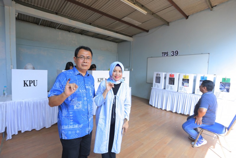 IMG-sekda-dan-istri-nyoblos-di-tps-39-cipete