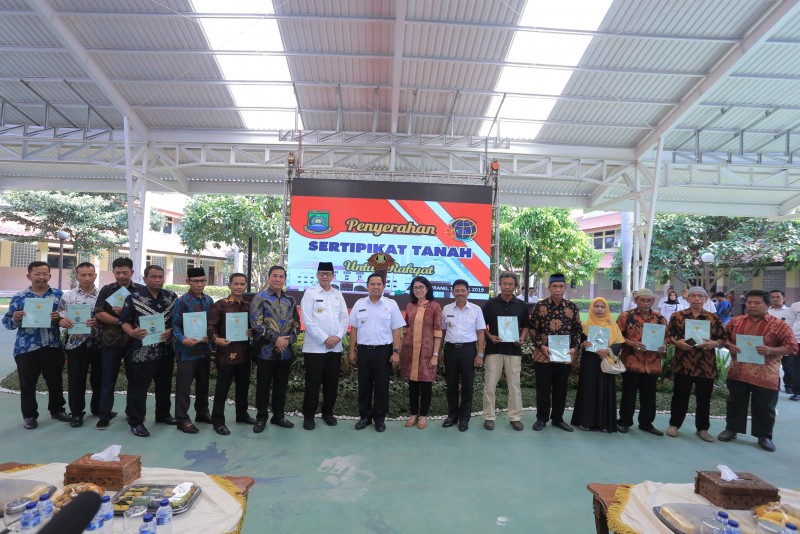 IMG-menuju-kota-lengkap-sertifikat-warga-kota-tangerang-terima-4000-sertifikat-tanah