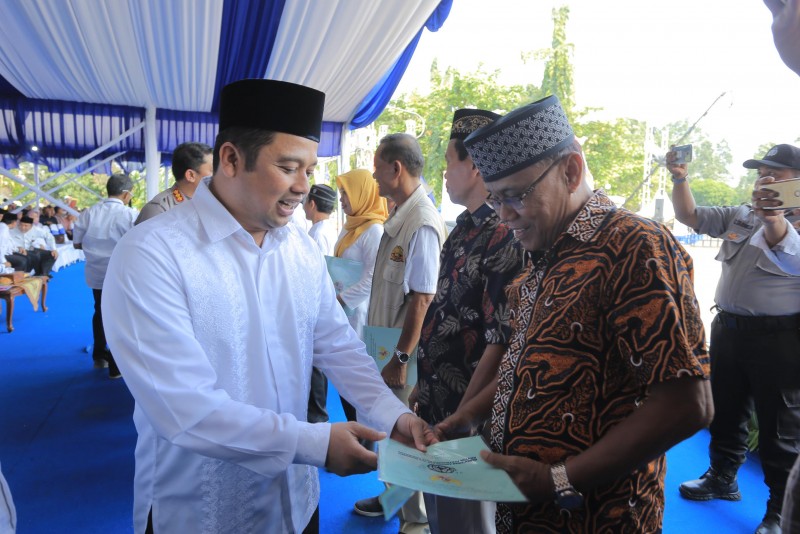 IMG-wali-kota-hadiri-pembagian-2-500-sertifikat-ptsl
