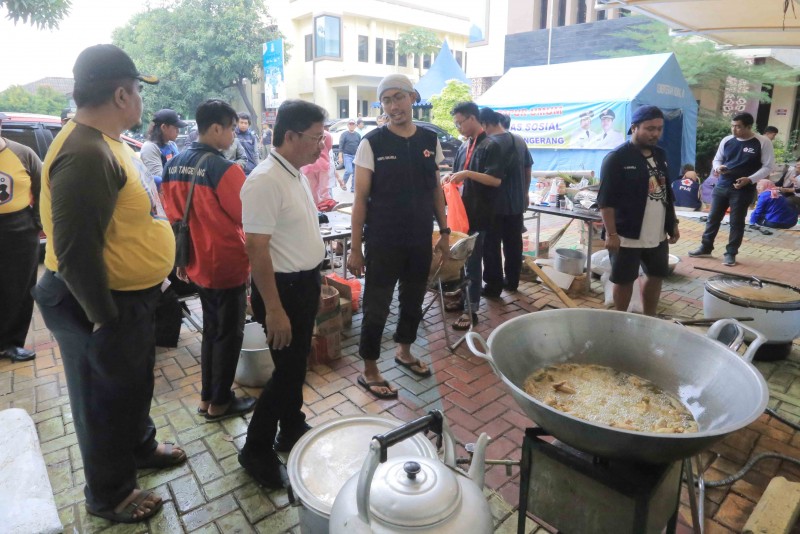 IMG-hari-kedua-banjir-wakil-tinjau-dapur-umum-kecamatan-periuk