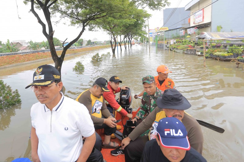 IMG-pemkot-siagakan-petugas-di-lokasi-banjir-kecamatan-periuk
