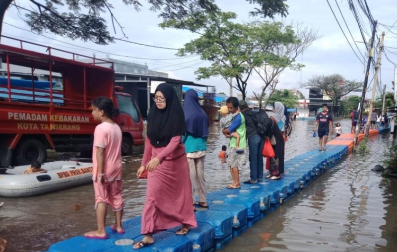 IMG-mudahkan-warga-jembatan-apung-dibangun