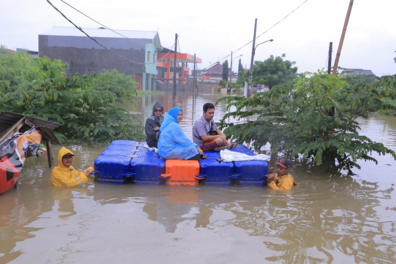 IMG-kesetian-petugas-pu-menyebrangkan-warga-di-banjir-total-persada