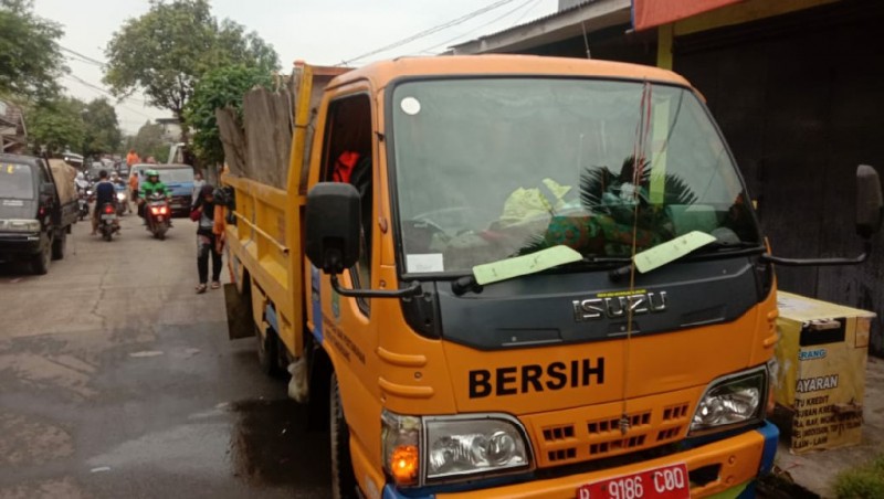 IMG-100-petugas-dlh-bantu-bersih-bersih-pasca-banjir