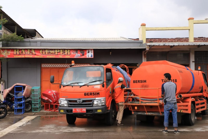 IMG-pasca-banjir-sejumlah-petugas-bantu-warga-berbenah