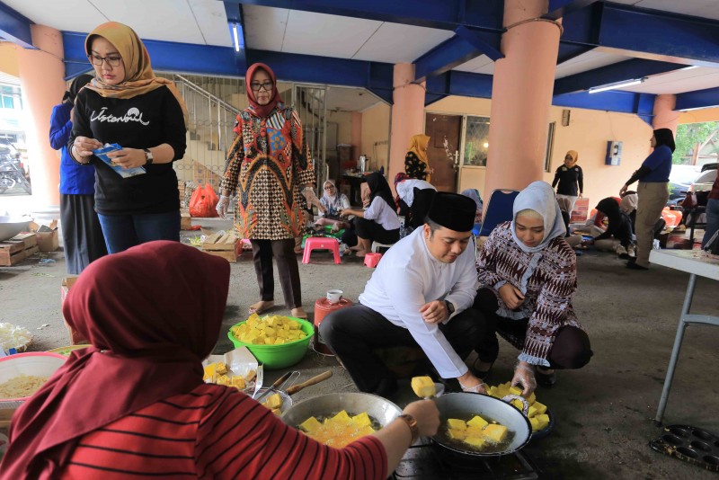 IMG-kompaknya-ibu-ibu-bantu-korban-banjir-lewat-dapur-umum-pkk