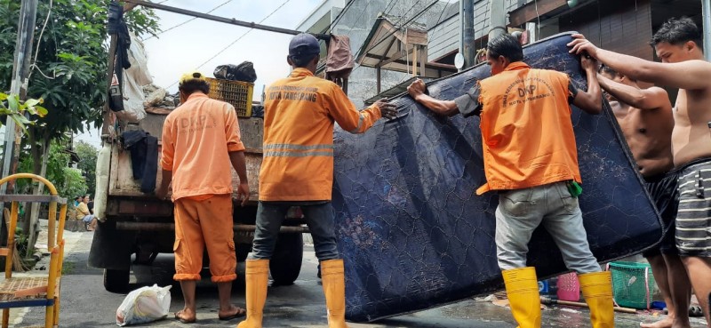 IMG-banjir-surut-dibantu-petugas-warga-mulai-bersihkan-rumah