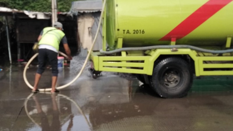 IMG-banjir-berangsur-surut-petugas-dinas-pertamanan-bantu-penyemprotan-lumpur