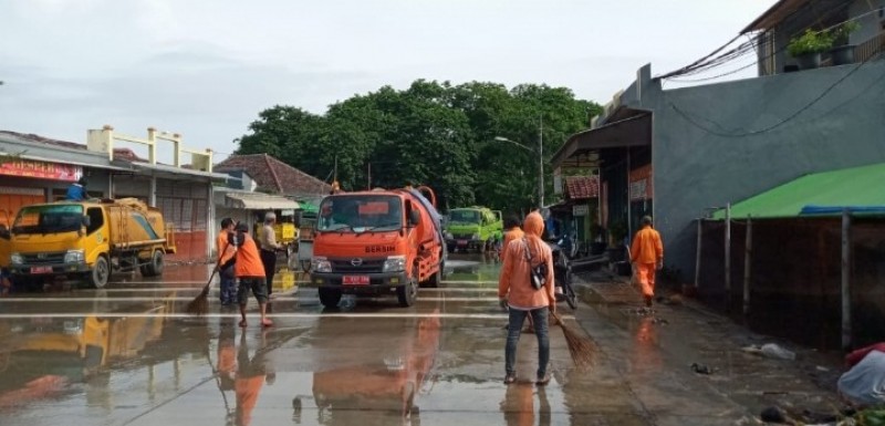 IMG-pasca-banjir-dlh-terjunkan-300-petugas-kebersihan