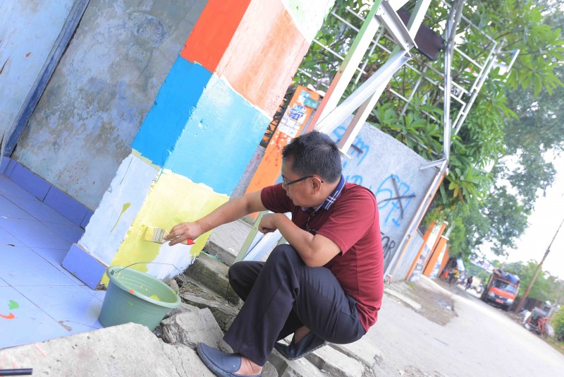 IMG-galakkan-program-kampung-kita-sekda-ngecat-bareng-warga-tanah-tinggi