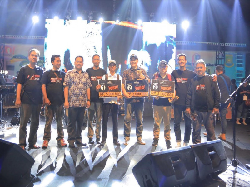 IMG-diguyur-hujan-masyarakat-tetap-antusias-hadiri-culinary-night-hut-kota-tangerang-ke-26