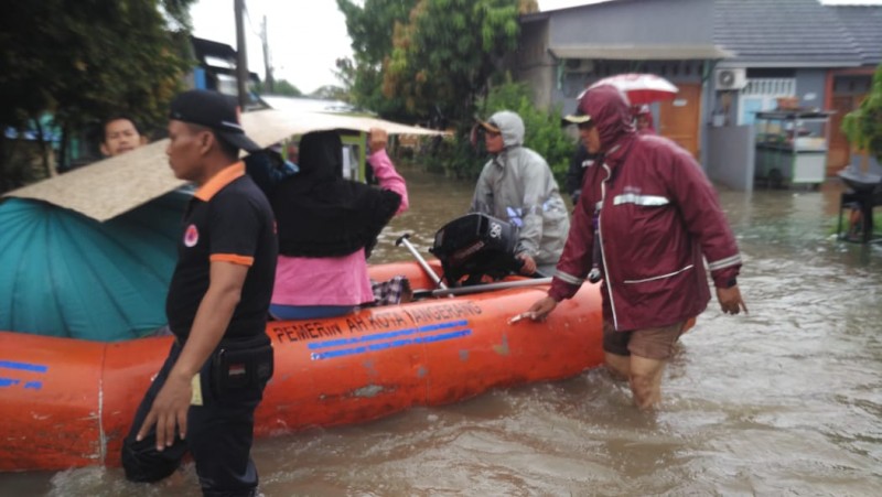 IMG-petugas-bpbd-evakuasi-warga-yang-stroke