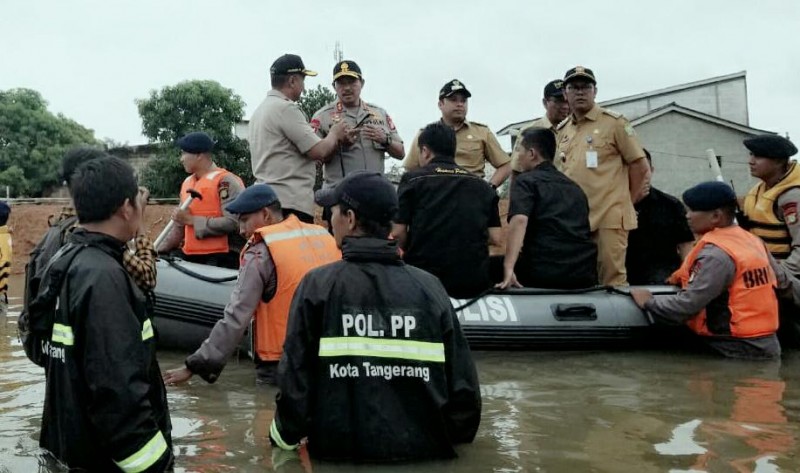 IMG-wali-kota-bersama-kapolda-tinjau-banjir-periuk