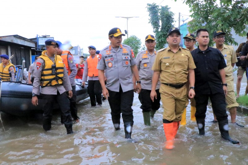 IMG--bersama-kapolda-metro-jaya-wali-kota-tinjau-lokasi-banjir-periuk