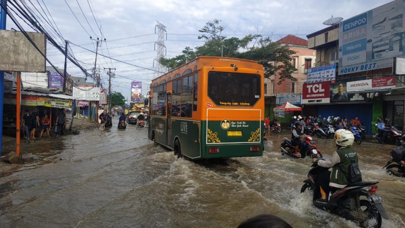IMG-banjir-ciledug-berangsur-surut