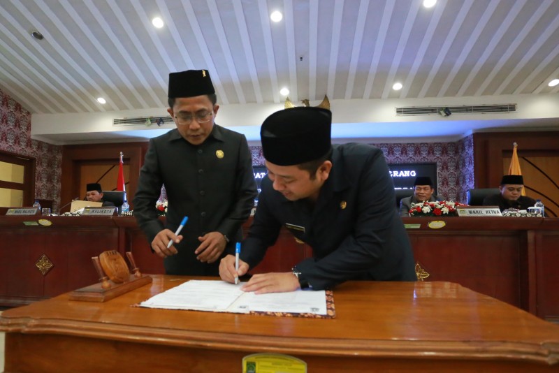 IMG-wali-kota-hadir-dalam-rapat-paripurna-dprd-kota-tangerang-tentang-penetapan-tiga-raperda