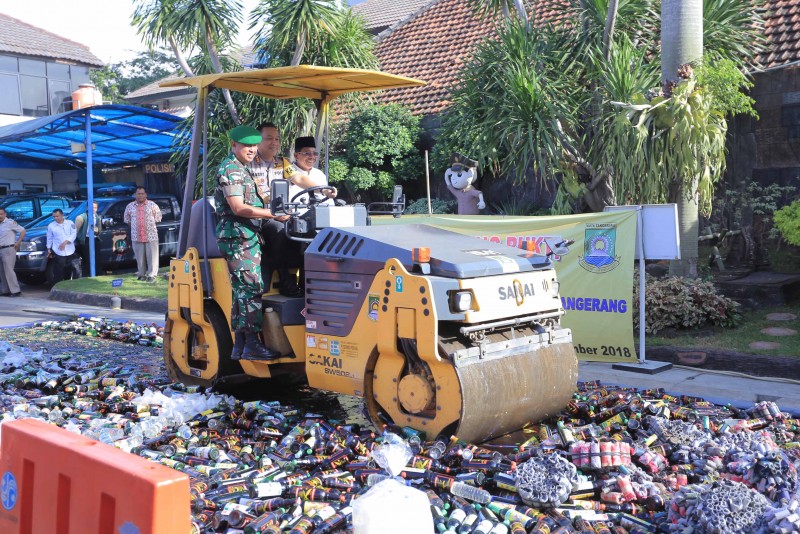IMG-jelang-natal-dan-tahun-baru-15-200-botol-miras-dimusnahkan