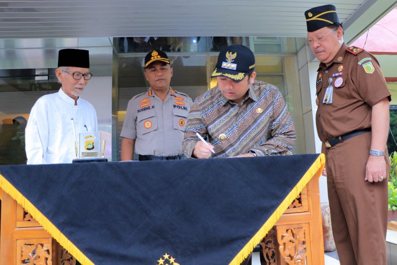 IMG-wali-kota-hadiri-penandatanganan-piagam-pencanangan-pembangunan-zona-integritas