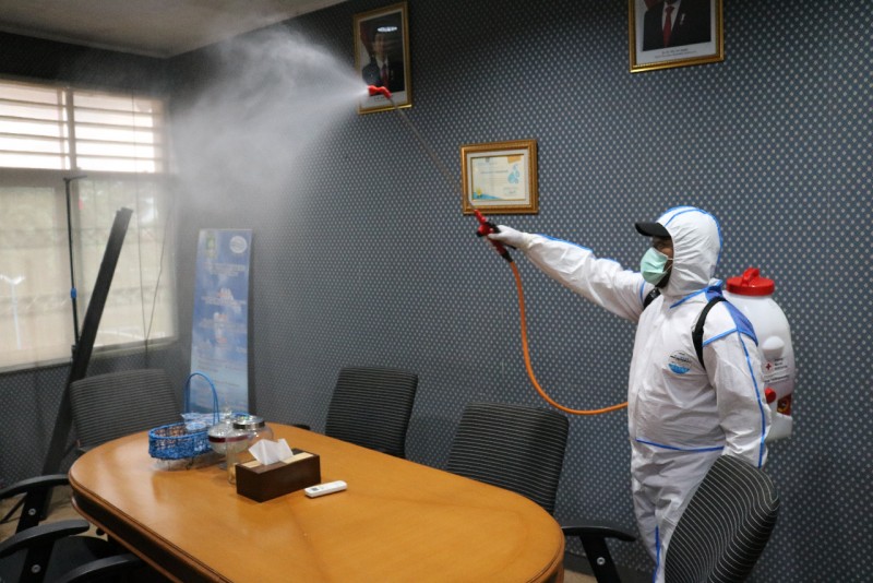 IMG-tangkal-corona-seluruh-ruangan-pdam-tb-disemprot-disinfektan