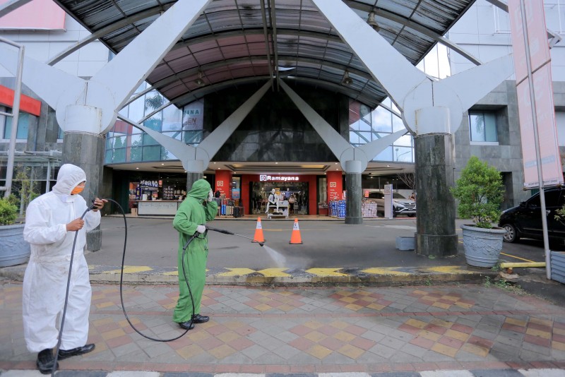 IMG-cegah-penyebaran-covid-19-pemkot-lakukan-penyemprotan-massal-disinfektan