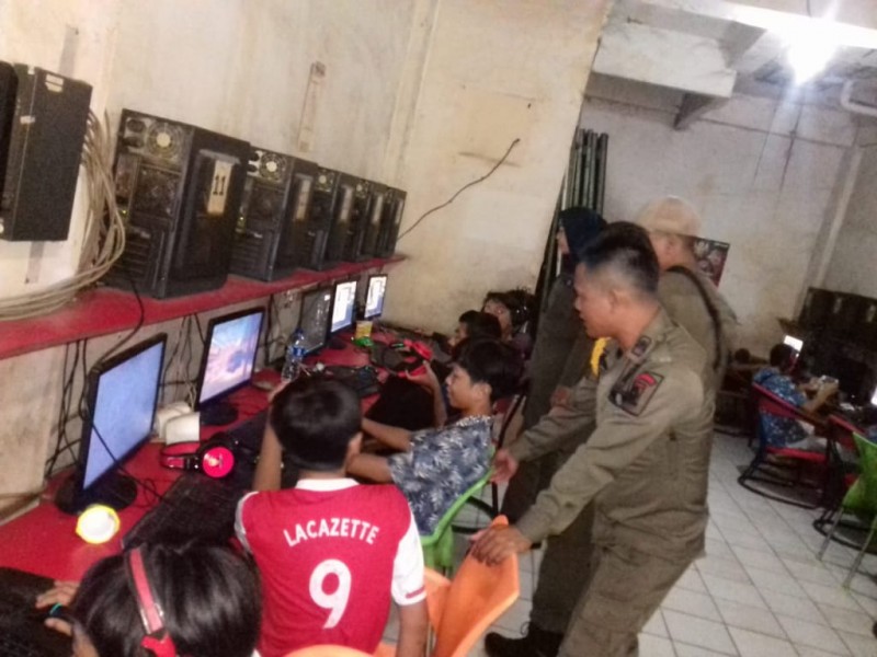 IMG-sekolah-diliburkan-satpol-pp-razia-warnet
