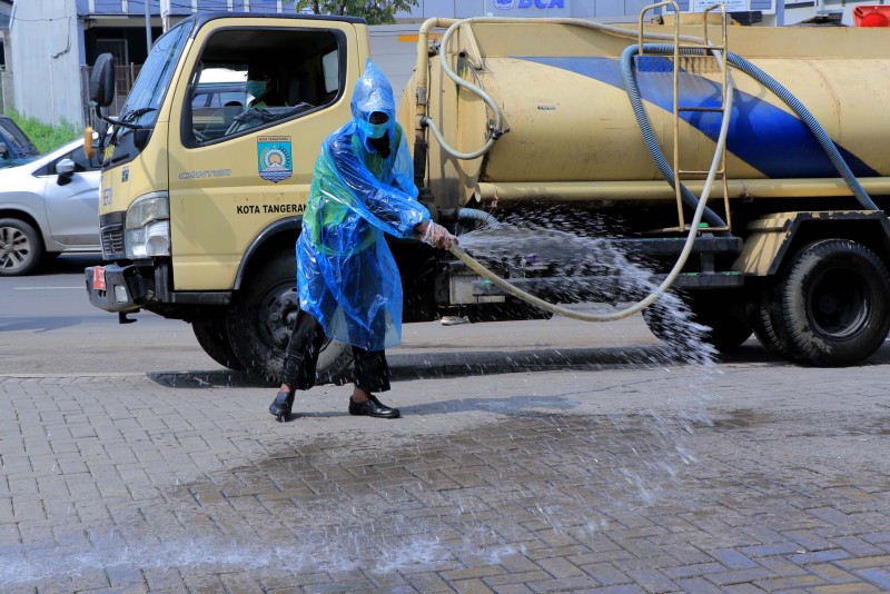 IMG-lawan-corona-ruas-jalan-di-kota-tangerang-disemprot-disinfektan