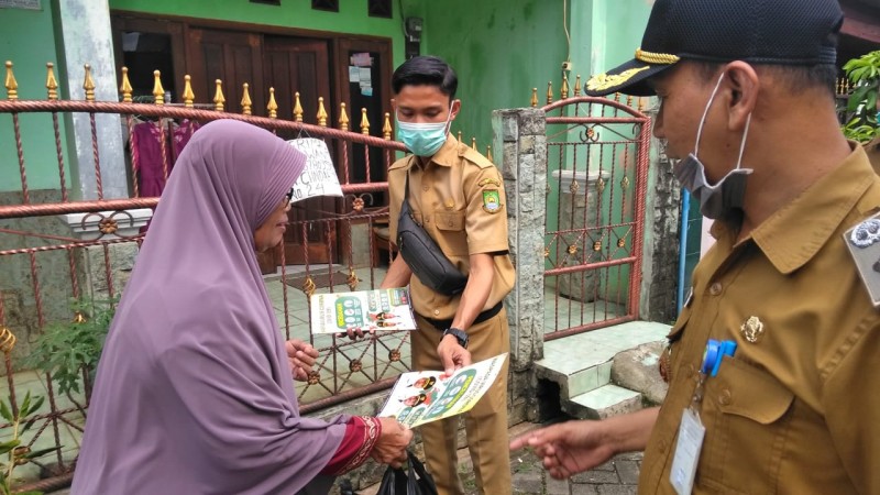 IMG-diskominfo-door-to-door-sosialisasikan-covid-19