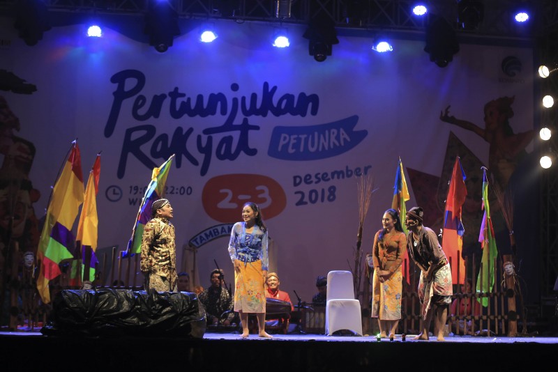 IMG-malam-hari-masyarakat-disuguhi-festival-pertunjukan-rakyat
