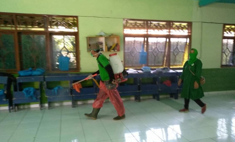 IMG-semprot-disinfektan-hingga-ke-pesantren