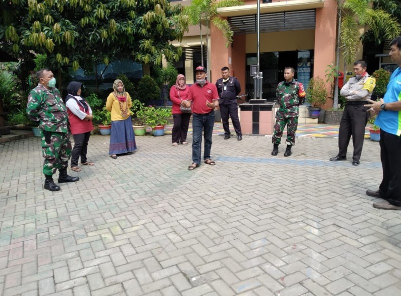 IMG-kelurahan-cipete-bagikan-apd-ke-pengurus-rw
